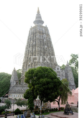 Mahabodi Temple, Bodhgaya 39299981
