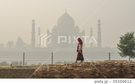 An Asian woman visit Taj Mahal An Asian woman visit Taj Mahal 39300612
