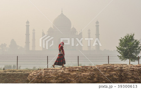 An Asian woman visit Taj Mahal An Asian woman visit Taj Mahal 39300613