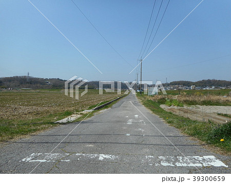 田舎の田んぼ道の写真素材