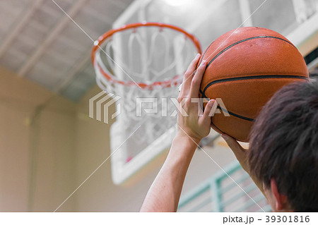 バスケットボールのシュート練習をする青年の写真素材