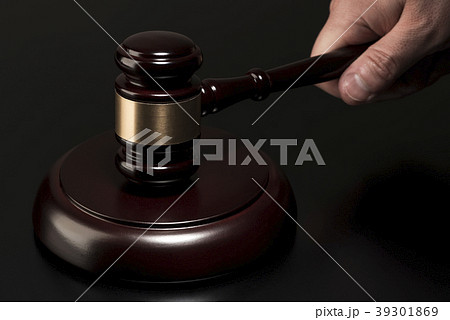 裁判イメージ オークションハンマーの写真素材