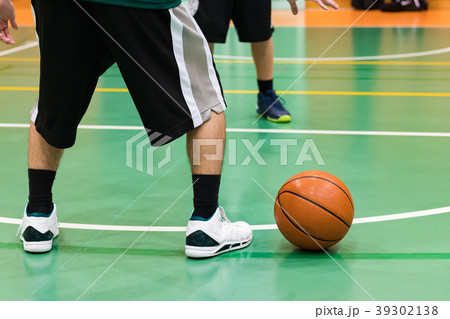 バスケットボールで1on1を楽しむ少年たち バスケットボールで1on1を楽しむ少年たち 39302138