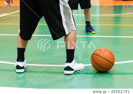 バスケットボールで1on1を楽しむ少年たち 39302141