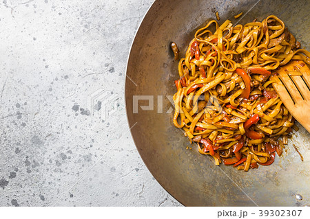 Stir fry udon noodles 39302307