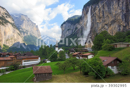 Beautiful Staubbachfall waterfall in Lauterbrunnen 39302995