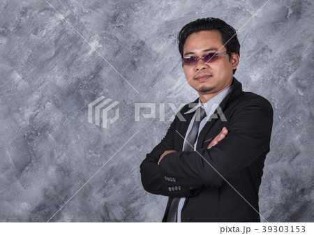 business man in suit with arms crossed 39303153