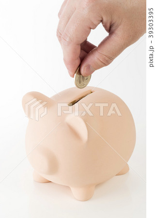 貯金箱に硬貨を入れる男性の手 貯金箱に硬貨を入れる男性の手 39303395