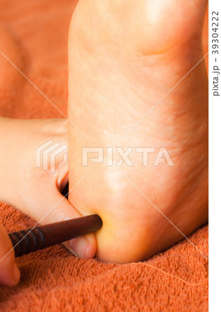 reflexology foot massage, spa foot treatment 39304222