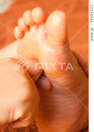 reflexology foot massage, spa foot treatment 39304223