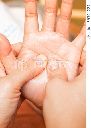 reflexology Hand massage, spa hand treatment 39304227