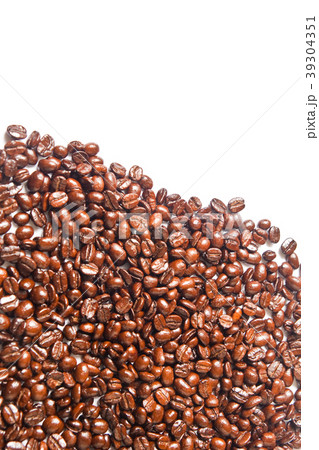 Many brown coffee beans for background 39304351
