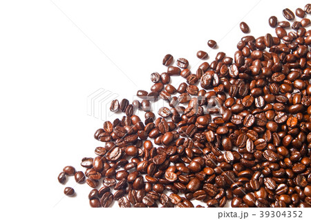 Many brown coffee beans for background 39304352