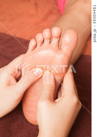 reflexology foot massage, spa foot treatment 39304481
