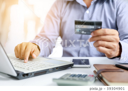 businessman do online shopping with credit card 39304901