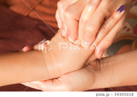 reflexology Hand massage, spa hand treatment reflexology Hand massage, spa hand treatment 39305018