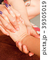 reflexology Hand massage, spa hand treatment 39305019