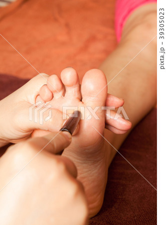 reflexology foot massage by wood stick 39305023