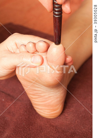 reflexology foot massage by wood stick 39305028