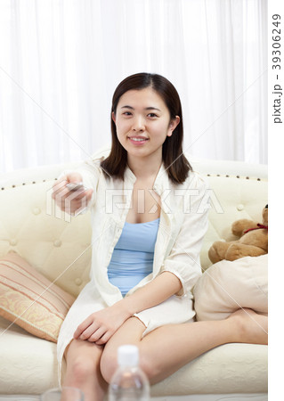 若い女性　朝 39306249