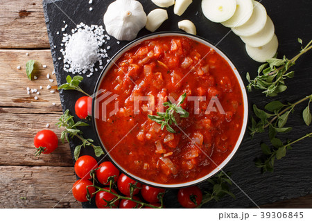 Neapolitan fresh pizzaiola sauce 39306845