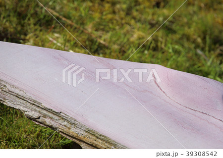 Pink stone thulite 39308542