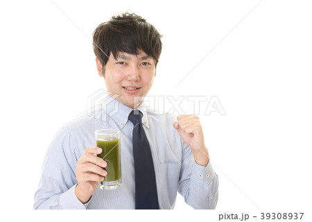 野菜ジュースを飲む男性 39308937