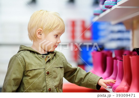Blonde little boy during shopping with parents 39309471
