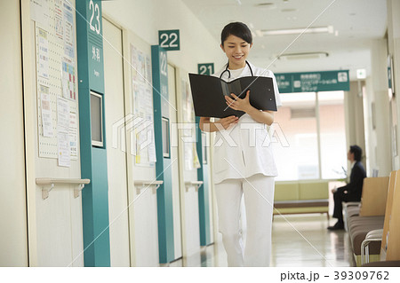 廊下を歩く看護師 39309762