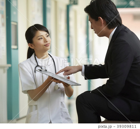 病院　説明をする看護師 39309811