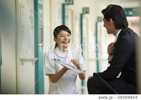 病院 説明をする看護師 病院 説明をする看護師 39309834