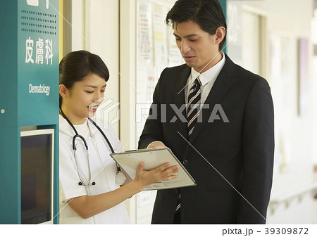病院　看護師とビジネスマン 39309872