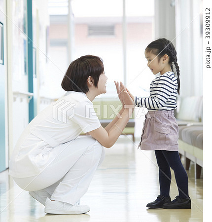 病院 女の子と看護師 病院 女の子と看護師 39309912