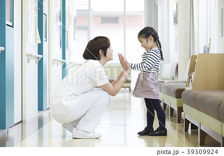 病院 女の子と看護師の写真素材