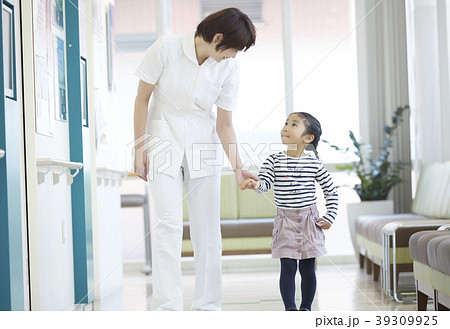 病院 女の子と看護師 病院 女の子と看護師 39309925