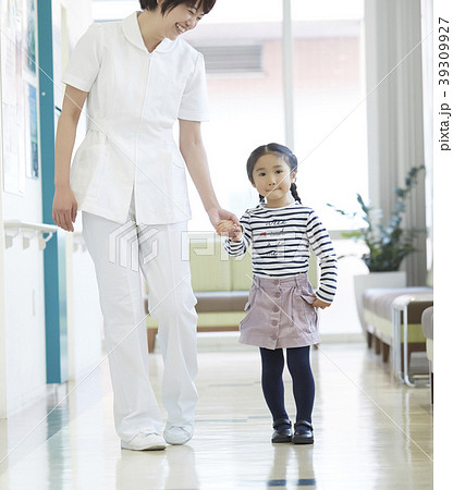 病院 女の子と看護師 病院 女の子と看護師 39309927
