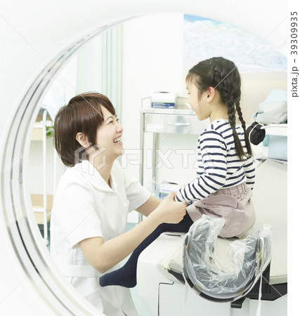 病院で検査を受ける子ども 39309935