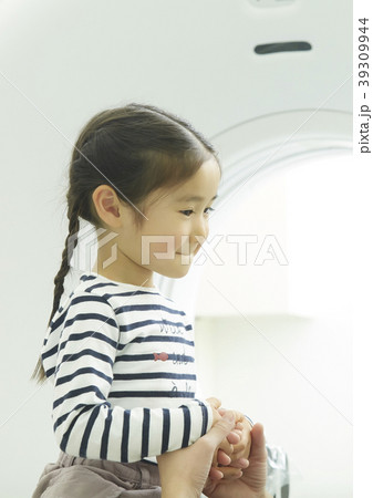 病院で検査を受ける子ども 病院で検査を受ける子ども 39309944