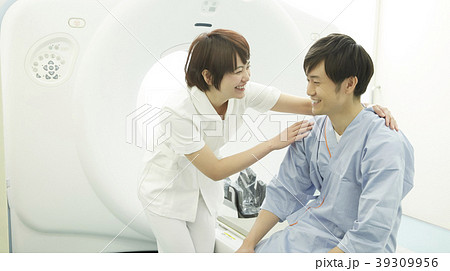 CTスキャンを受ける男性 CTスキャンを受ける男性 39309956