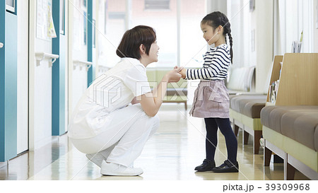 病院 女の子と看護師 病院 女の子と看護師 39309968