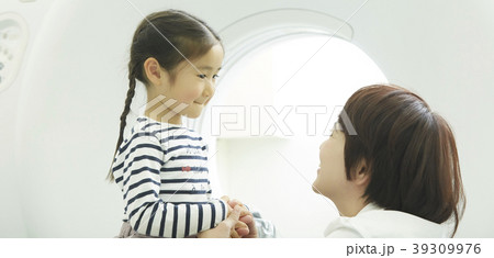 検査を受ける子ども 39309976