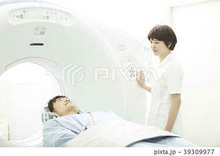 CTスキャンを受ける男性 39309977