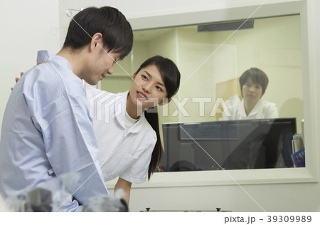 CTスキャンを受ける男性 39309989