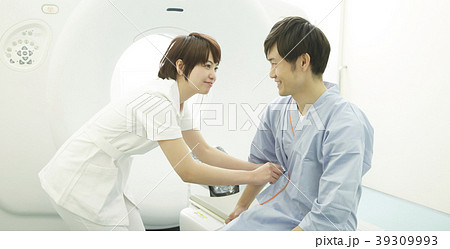 CTスキャンを受ける男性 39309993