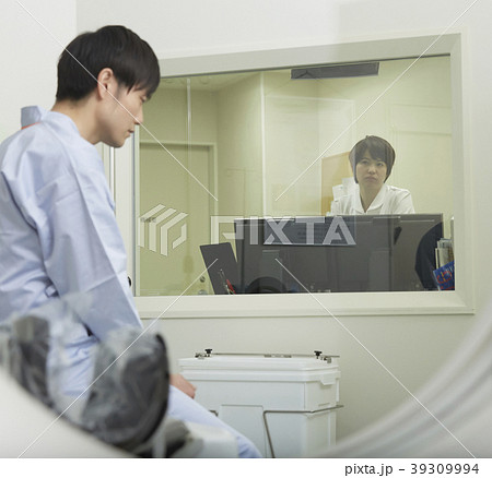 CTスキャンを受ける男性 CTスキャンを受ける男性 39309994