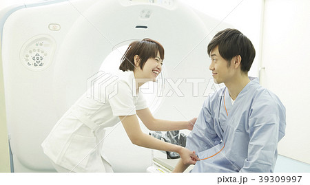 CTスキャンを受ける男性 39309997