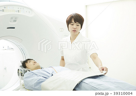 CTスキャンを受ける男性 39310004