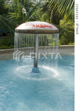 Raining Umbrella in Pond Raining Umbrella in Pond 39310022