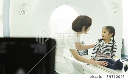 検査を受ける子ども 39310045