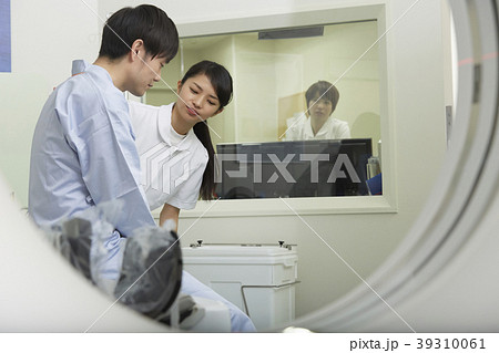 CTスキャンを受ける男性 39310061